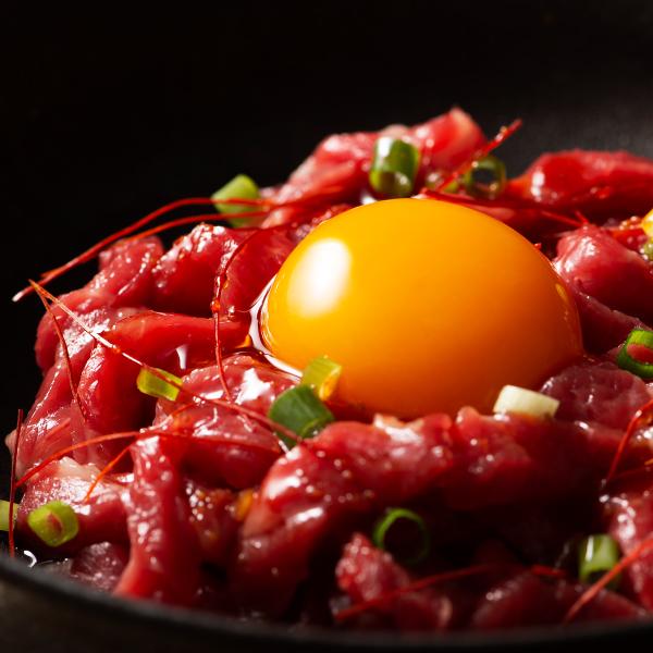 「フジチク ふじ馬刺し おつまみユッケ ギフト」は、馬刺しの本場・熊本の専門店”フジチク”よりお届けする、自社牧場育ち、自社加工の新鮮な馬刺しユッケです。今では貴重な品となったユッケは、馬刺し用の新鮮な馬肉を100％使用。フジチク独自配合の...