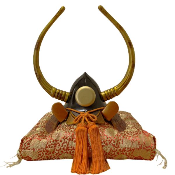 黒田長政の桃形大水牛脇立兜「黒田長政 兜」です。鉢の形状が桃に似ていることに由来し、水牛の角を模した兜です。黒田長政は豊臣秀吉の軍師として有名な黒田官兵衛の嫡男として播磨の国姫路に生まれました。多くの戦いで活躍し関ケ原の戦いで功を評価され、...