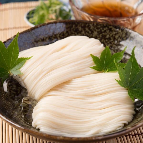 【古来からの製法で作られた独特のコシと喉ごしをご賞味ください】小豆島に手延素麺の製法が伝わったのは、約400年前といわれています。以来、瀬戸内の澄んだ空気と、良質の水、気候風土が麺造りに大変適している事もあり、小豆島の手延べそうめんは、三輪...