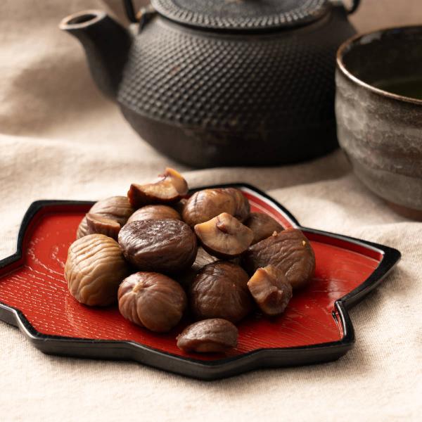 河北省産の天津甘栗を使用し、殻をむいて食べやすくした「無選別むき甘栗 レトルトパウチ 天津甘栗」です。ひとつ一つ丁寧に殻をむき、まるごと焼き上げているので、栗本来の風味をそのまま味わえます。そのままでも食べられますが、ちょっとひと手間かけて...