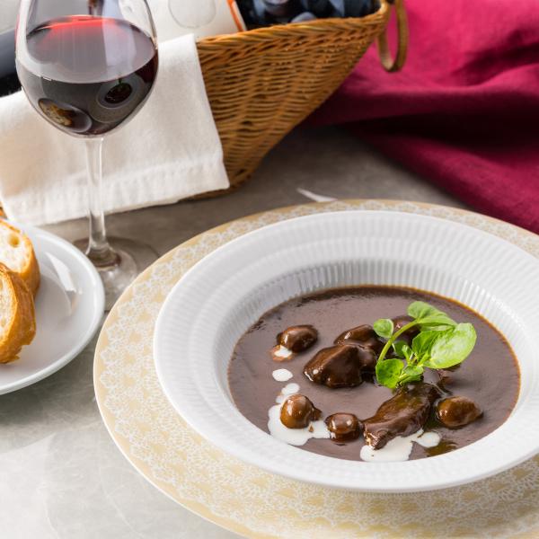 東京・六本木のフレンチレストラン”リューズ”のオーナーシェフ、飯塚隆太氏が監修を手がけた「レストランリューズ監修 国産牛のビーフシチュー」です。赤ワインを効かせたデミグラスソースでじっくり煮込み、風味豊かに仕上げました。ぷりぷりのマッシュル...