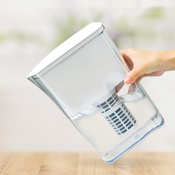 「Welvina ピッチャー型浄水器 カートリッジ付き」は、もみ殻活性炭フィルターを使用した、家庭用のコンパクトな浄水器です。片手でもちやすく、冷蔵庫のドアポケットにもぴったり収まるサイズです。もみ殻活性炭フィルターは、原材料に国内産のお米...