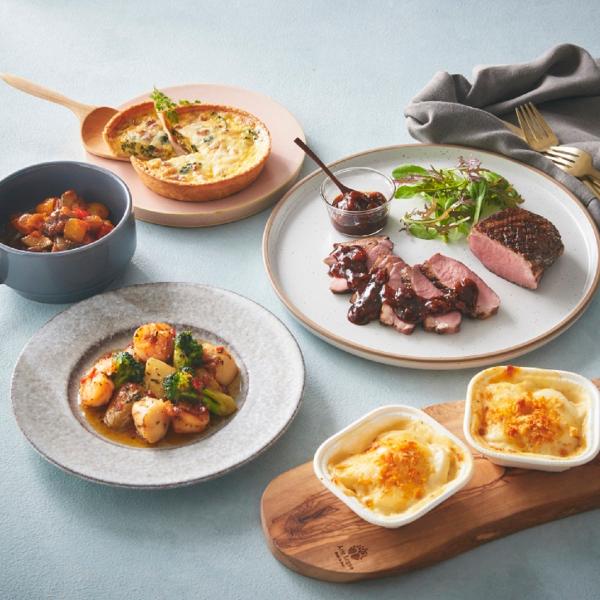 お酒とマッチする5種類の冷凍料理の組み合わせです。お好きなお酒と一緒にお楽しみください。＜グラタン＞クリームソースとチーズでコク深い、ほんのりガーリックが香るじゃがいもグラタン。プチサイズでも食べ応えあり。＜ラタトゥイユ＞野菜の甘みを丁寧に...