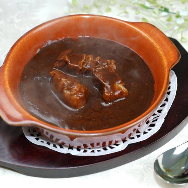 鎌倉にある本格フランス料理店「ミッシェルナカジマ」のビーフシチューです。普段お店では提供されない、テイクアウトのみのレアメニューを再現した商品です。赤ワイン、ビネガー、フォンドボーを使用したお店の味の基本である「ビロードベース」をふんだんに...