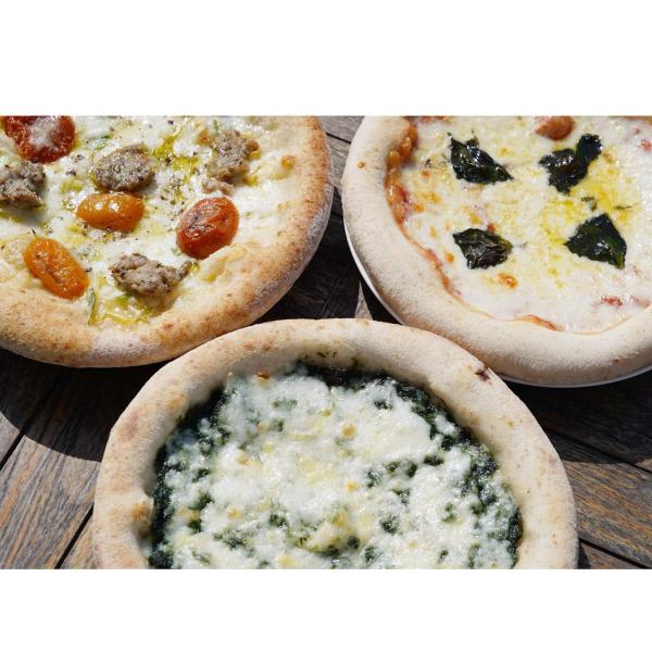 青の洞窟で知られる沖縄の名所・真栄田岬のほど近くにあるレストラン「pizzeria da ENZO」のピッツァ3種（島らっきょと自家製サルシッチャ・スモークチーズマルゲリータ・アーサークリーム）です。沖縄の味をご自宅でお気軽にお楽しみくださ...