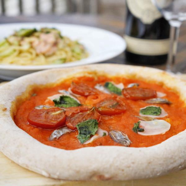 青の洞窟で知られる沖縄の名所・真栄田岬のほど近くにあるレストラン「pizzeria da ENZO」の、トマトの旨味がしっかり味わえるシンプルなマリナーラです。セミドライトマトは直接仕入れた自家製です。沖縄のスクガラス（アイゴの稚魚）をアン...