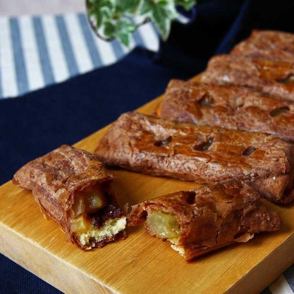 青森県産リンゴのシロップ漬けを使用した「ラグノオささき パティシエのりんごスティック ショコラ」です。シャキシャキ食感の大きめ果肉のリンゴとバトンチョコをスポンジ生地と一緒に、ココアのパイで包んで焼き上げました。1本ずつ個包装された、手軽に...