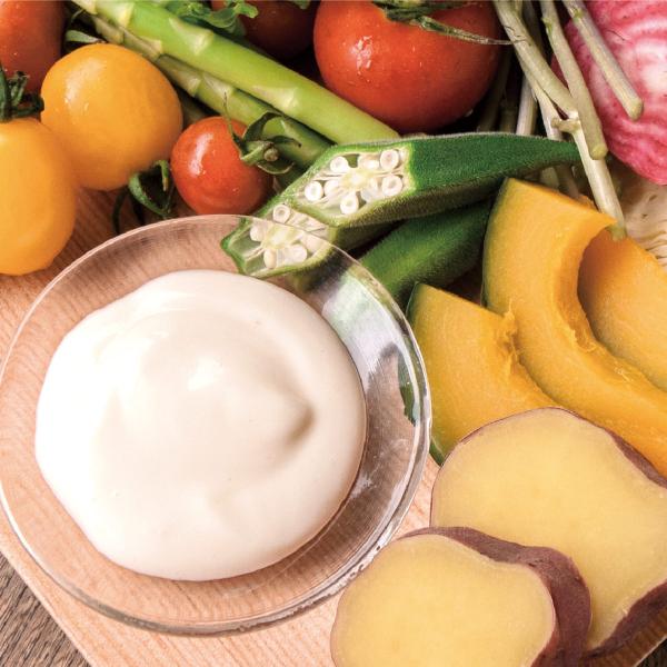 「お米でできた 米マヨ」は、卵・大豆不使用、完全無添加のお米でできたマヨです。米粉を炊き上げ乳酸菌発酵させて、あっさりとしたマヨネーズ風に仕上げました。原材料はシンプルですが、発酵によってコクが出ています。後口がさっぱりしているので、素材の...