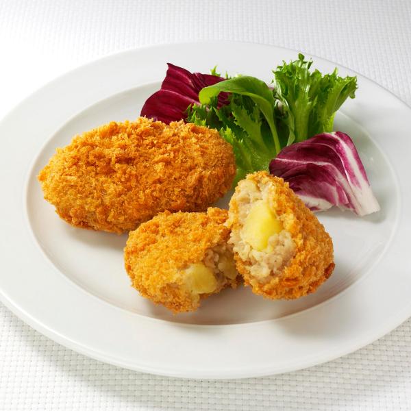 大空町産のさくら豚と美幌町産のじゃがいも「黄色の天使：サッシー」を使用した『さくら豚とサッシーのコロッケ』です。オホーツク地域産のたまねぎやてんさい糖、オホーツクの粗塩など厳選素材の風味を活かしています。ほくほくのコロッケに仕上げました。揚...