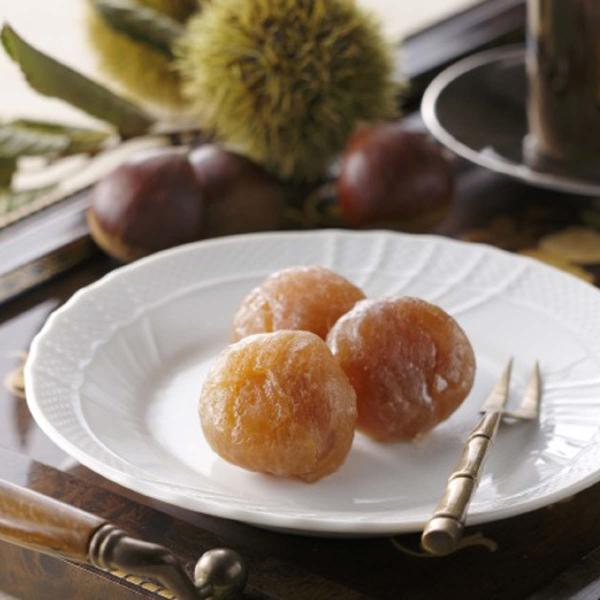 「マロングラッセ」は、マロングラッセの本場イタリアより収穫された栗を仕入れ、ゆっくり時間をかけて糖蜜を含ませました。洋酒を使用していないため、幅広い世代にお召し上がりいただけます。出来立ての味を長くお召し上がりいただけるよう、真空パックにて...