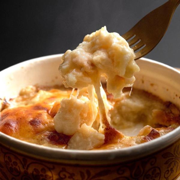 「ヤマナカ 宮城県産 ホタテグラタン」は、三陸の海で育った帆立を使用し、ベシャメルソースから自社工場で丁寧に作ったグラタンです。ベシャメルソースには帆立から取り出した出汁を加え、海を感じるソースに仕上げました。その濃厚なソースに、宮城県産帆...