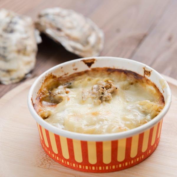 「ヤマナカ 宮城県産 牡蠣グラタン」は三陸の海で育った牡蠣を使用したグラタンです。自社工場で丁寧に作ったベシャメルソースは、帆立から取り出した出汁を加え、濃厚なソースに仕上げました。その濃厚なソースに、宮城県産牡蠣をふんだんに入れ、贅沢な牡...