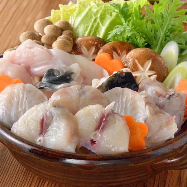 関とら本店 藤フーズのふぐ鍋「とらふくちり鍋セット」です。ふぐの王様「とらふく」のアラと身を豪快にブツ切りにし、ちり鍋用にしました。とらふくのプリッとした食感と旨味をお楽しみください。残ったスープで味わう、ふく雑炊は絶品です。華やかで贅沢な...