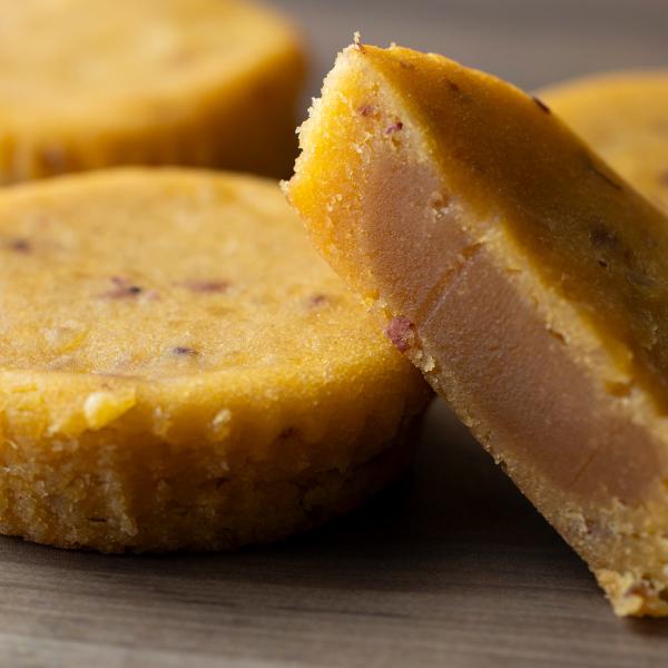 「味噌屋のすいーとぽてと」は厚生労働大臣より「現代の名工」に認定を受けた永田富浩の逸品『まぼろしの味噌』を使っています。熊本の山内本店のスイートポテトです。まろやかでフルーティーな香りを醸す自慢の味噌がお芋の甘さを引き立てます。中はしっとり...
