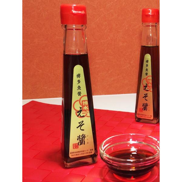 「博多魚醤 えそ醤」2本セットです。醤油とは違い、動物性タンパク質から抽出した調味料のため独特の匂いがあり塩味もありますが、たくさんのアミノ酸が含まれた天然の無添加調味料です。お使いになるときは、少量を加えるだけでお料理のコクが増します。博...