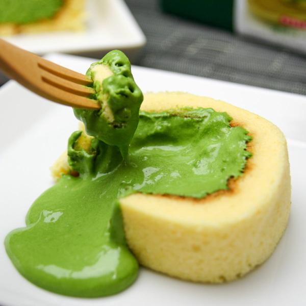 「濃茶ロールケーキ 2本箱入」です。京都宇治のお茶屋が作った贅沢なロールケーキです。職人が一本ずつ丁寧に巻き上げている香りのよい上質な抹茶のお菓子です。クリームの解凍状態で三つの食べ方で楽しめます。半解凍で抹茶アイスクリームのような口どけを...