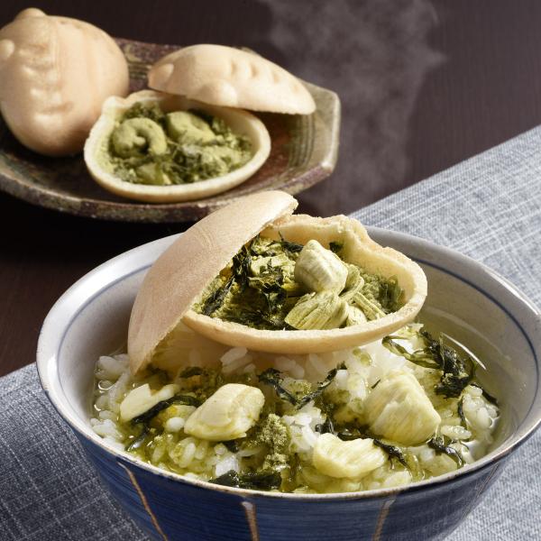 「伊勢茶漬け最中」です。ハマグリの形の最中に伊勢茶を使ったお茶漬の素と贅沢な海鮮具材が入っています。鮮やかな濃緑の伊勢茶と最中の香ばしい風味がより海鮮具材の美味しさをひきたてます。適当な大きさに割った最中をお茶碗一膳分のご飯にのせ、お湯（約...