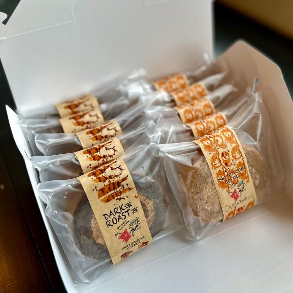 富山県産の小麦粉、卵、牛乳を100％使用した、もっちりした食感が特徴の「自家焙煎 珈琲ロール＆ダークロースト 個包装 食べ比べ」です。生地に富山県産小麦ゆきちから、地元の平飼いたまご、国産バターなどの地域食材をふんだんに使用し、地産地消にも...