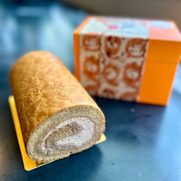 富山県産の小麦粉、卵、牛乳を100％使用した、もっちりした食感が特徴の「自家焙煎 珈琲ロール ホール」です。生地に富山県産小麦ゆきちから、地元の平飼いたまご、国産バターなどの地域食材をふんだんに使用し、地産地消にも貢献しています。珈琲豆にも...