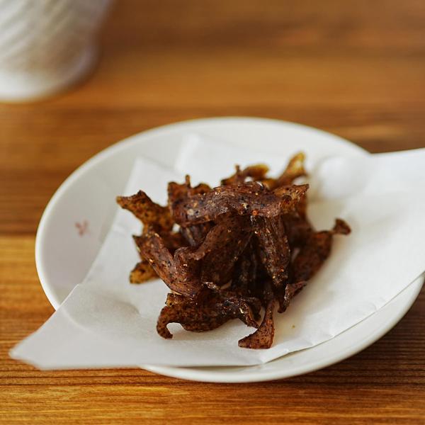 「干しの蒟蒻 ピリ辛醤油」は、こんにゃくを味付け乾燥したおつまみこんにゃくです。蒟蒻をそのまま食べられるおやつにしました。1袋にこんにゃく約1丁分を乾燥させた量が入っています。主原料のこんにゃくは日本有数水質の仁淀川（四国 高知県）の水を使...