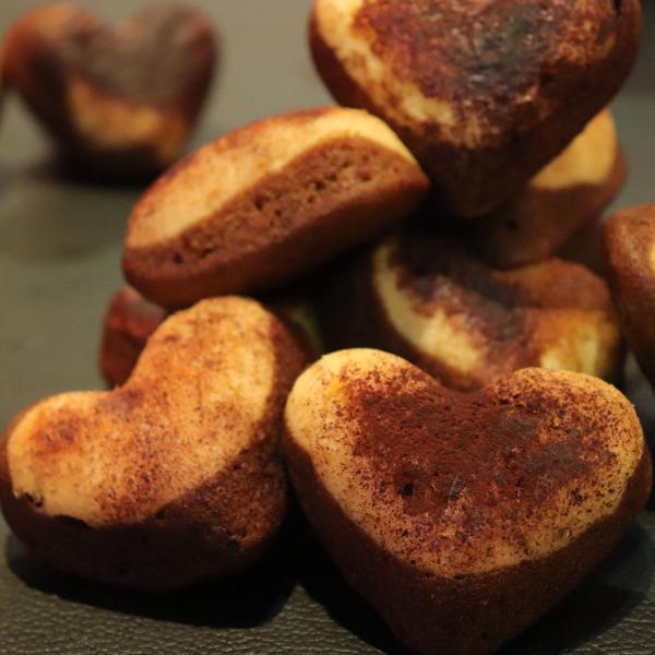 九州の洋菓子店 ドルチェ ディ ロッカ カリーノの「焼ティラミス」です。Lavazza（ラバッツァ）の挽きたてエスプレッソを十分に含ませ、マスカルポーネを使用して焼き上げた逸品です。まさにベイクドティラミス。ほんのり苦い大人な味わいをご堪能...