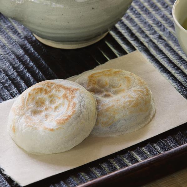 「太宰府名物 梅ヶ枝餅」は、九州 福岡の太宰府天満宮の名物の和菓子です。博多土産としても人気のスイーツです。学問の神様として知られる太宰府天満宮の菅原道真公は、かつて都から左遷され厳しい生活を送り、その困窮を見かねた老婆が梅の枝にさした餅を...