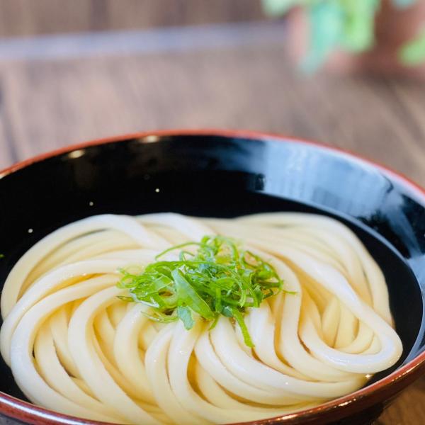 「瀬戸内讃岐生うどん」は、お得感満載の約6食入セットでお届けします。本場ならではのコシとモチモチ感がご家庭で楽しめます。讃岐の麺職人たちが丹精込めて作り上げた絶品生うどんを、是非ご賞味ください。【おいしいゆで方】沸騰した2リットル以上のお湯...