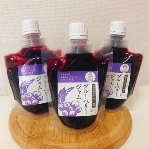 「ブルーベリージャム」は、秋田県のとりみファームで大人気のジャムです。自社農園で栽培されたブルーベリーを中心に秋田県内産の果実を使用して、銅鍋で1つ1つ手づくりしています。北海道製造の甜菜糖を使用して作ったジャムは甘さ控えめで糖度50度以下...