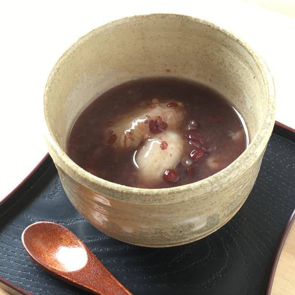 「レトルト 雑穀ぜんざい 餅入り」は、島根県産の小豆と国産16種の雑穀を使用した甘さ控えめのぜんざいです。奥出雲の豊かな自然の中で育まれた餅米で作ったお餅入りで、もっちり、プチプチの食感がお楽しみいただけます。不足しがちなミネラル、食物繊維...