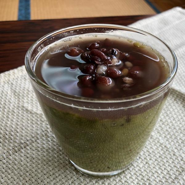 「レトルト 雑穀ぜんざい 餅なし」は、島根県産の小豆と国産16種の雑穀を使用した甘さ控えめのぜんざいです。雑穀のプチプチ食感がお楽しみいただけます。温めても、冷たく冷やして冷しぜんざいとしてもお召し上がりいただけます。不足しがちなミネラル、...