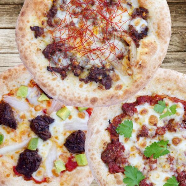 淡路島産小麦100％、国産モッツァレラチーズなどを使用した「淡路島ピザ 淡路牛堪能詰め合わせ」です。淡路牛プルコギピザ、淡路牛ボロネーゼピザ、淡路牛サイコロステーキピザをセットにいたしましたので、食べ比べてお楽しみください。ピザ生地はフラン...