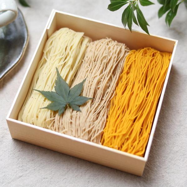 「百万石水晶 いも栗カボチャ くず餅 和栗モンブラン」は、和菓子の葛餅を土台に使用し、見た目の美しさにもこだわったユニークなモンブランです。ひんやりつるんとした葛の中に和栗と3種類の餡(こし餡・栗餡・カスタード) を入れ、上にたっぷり自慢の...