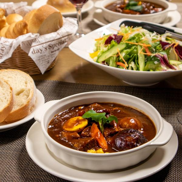 「ふらの野菜のビーフシチュー」は、牛肉はもちろんのこと、その名の通り野菜にこだわっているビーフシチューです。契約農家の方より直接仕入れている糖度が高い玉ねぎをはじめとする新鮮な富良野産野菜(一部は北海道産)と厳選した北海道産牛肉を一緒に長い...