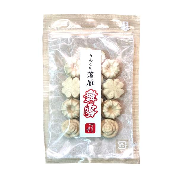 「百年木の香 りんご落雁」は、りんごの粉末を型に入れて固めました。そのまま口に入れるとフワッと溶けて甘さと酸味が口いっぱいに広がります。そのまま食べてよし、コーヒー、紅茶などの砂糖代わりに使用してもよしです。色々な楽しみ方で、青森県産のりん...