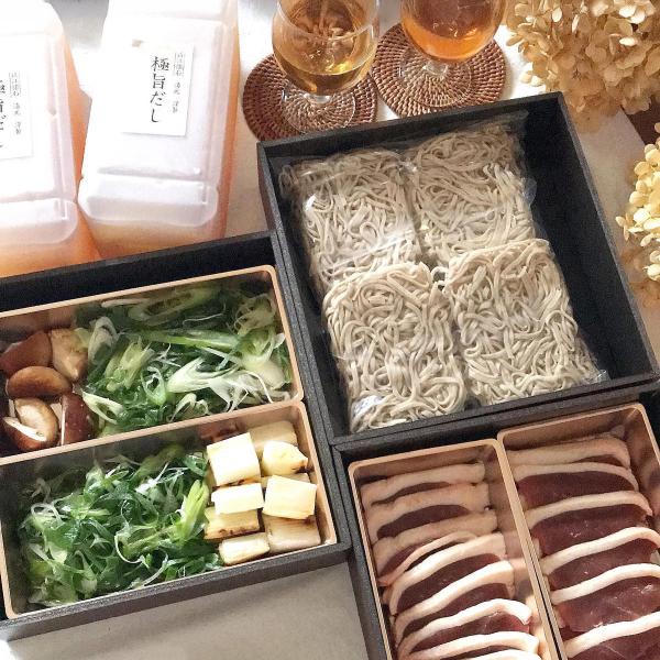 「滋賀 近江懐石清元 近江鴨鍋セット 石挽蕎麦付き ギフト」は、近江鴨のスライス肉と地元滋賀の野菜、信長ネギ、滋賀県産九条ネギ、原木椎茸などの野菜と石臼挽きのそばと特製の一番出汁の入った鍋セットです（野菜の種類は季節によって変わる場合がござ...