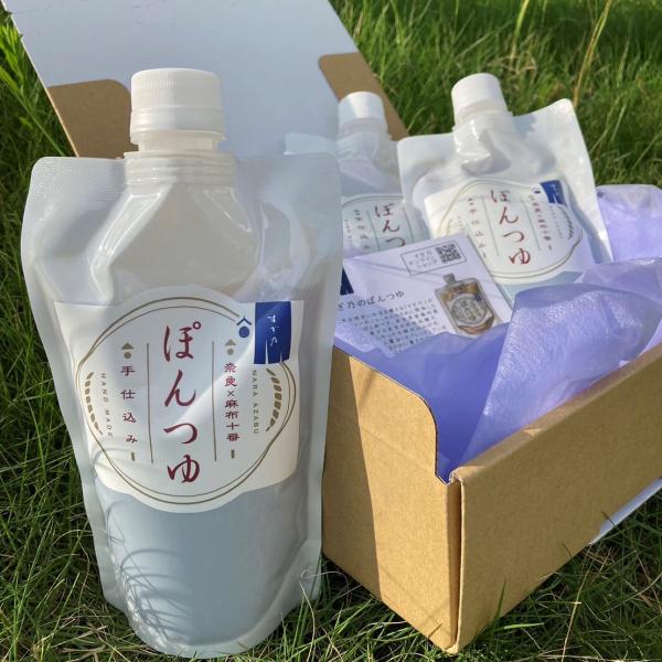 奈良県天理市(本店)、東京麻布十番などに店を構える和食レストラン『すぎ乃』の豚しゃぶ用に、手仕込みで仕上げた「麻布十番 すぎ乃 ぽんつゆ」です。奈良県曾爾高原(そにこうげん)産の完熟ゆず果汁、そして希少な奈良の在来品種大豆『大鉄砲(おおでっ...