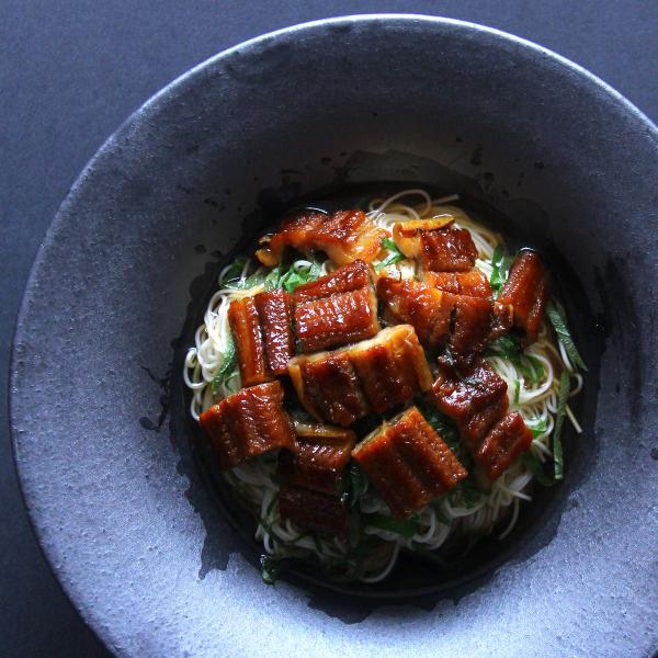 国産の真穴子を1尾づつ丁寧に捌き過熱蒸気焼成機でジューシーに焼いた「令和のあなご 蒲焼」です。冷凍でお届けしますので、冷蔵庫で自然解凍してからお召し上がりください。そのままでもお召し上がりいただけますが、温めても美味く食べられます。温める際...