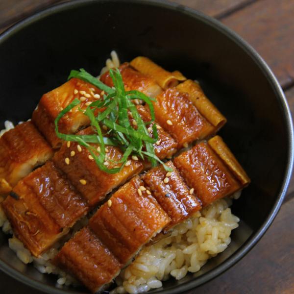 「令和のあなご 蒲焼 煮穴子」は、国産の真穴子を1尾づつ丁寧に捌き過熱蒸気焼成機でジューシーに焼いた蒲焼、トロトロ食感に仕上げた煮穴子の詰め合わせです。それぞれ異なる味わいを食べ比べてご堪能ください。冷凍でお届けしますので、冷蔵庫で自然解凍...