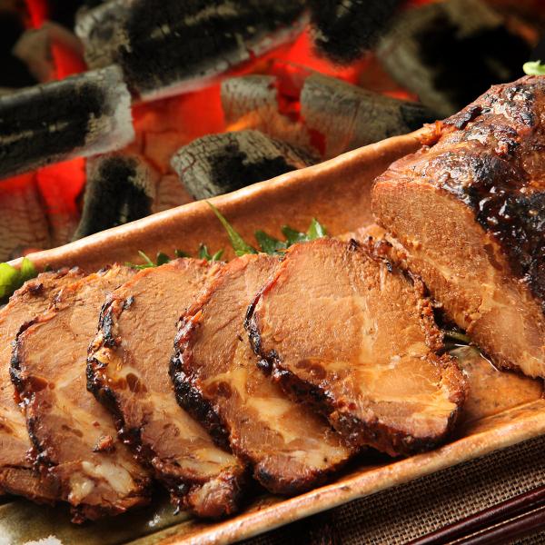 昭和元年（1926年）創業、岐阜県八百津町（やおつちょう）の老舗精肉店がお届けする「肉の御嵩屋 炭火焼豚」です。原料は薬味に至るまで国産を使用。冷凍品は一切使わず、生のもののみを使用しています。地元の醸造元ヤマコノ様に焼豚用に作っていただい...