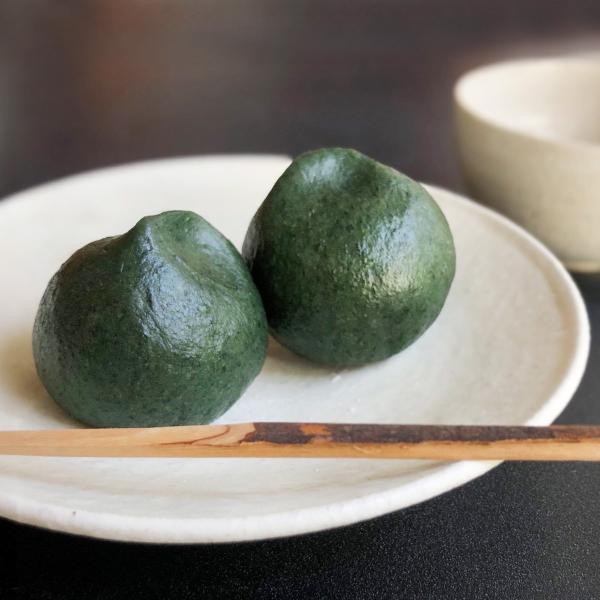 山梨県の老舗和菓子屋”石坂屋（いしざかや）”がお届けする「草餅 国産よもぎ使用 冷凍」です。国産蓬をふんだんに使用しているため、他にはない濃い緑色が特徴です。中のあんこは、改良を重ねながら、1921年の創業以来、100年以上作り続けている自...
