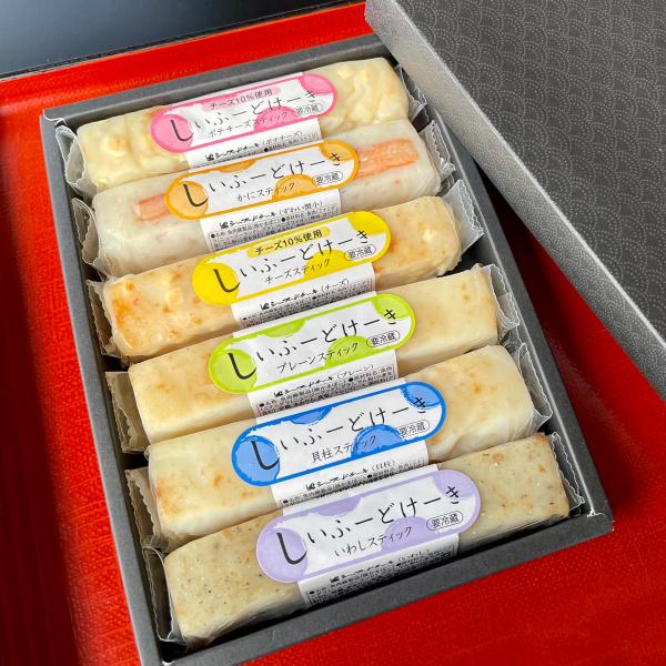 「かねまん本舗 花見月 いろどり シーフードケーキ 詰め合わせ」は、食べやすいスティックかまぼこ6種類のセットです。シーフード（魚介類）を色鮮やかにアレンジした、見た目がケーキのように華やかなかまぼこを、かねまん本舗ではシーフードケーキと呼...