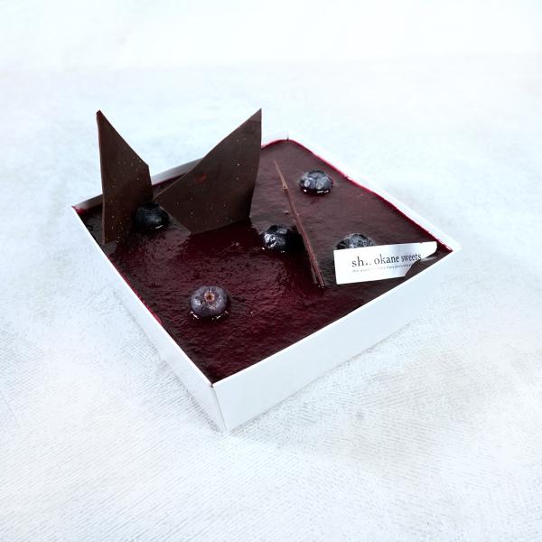 「スイーツボックス 白金ティラミス ブルーベリー」は、美味しい季節のフルーツと、原材料のこだわりがコンセプトのスイーツ専門店「shirokane sweets TOKYO／白金スイーツ（シロカネスイーツ）」が作るティラミスです。ブルーベリー...