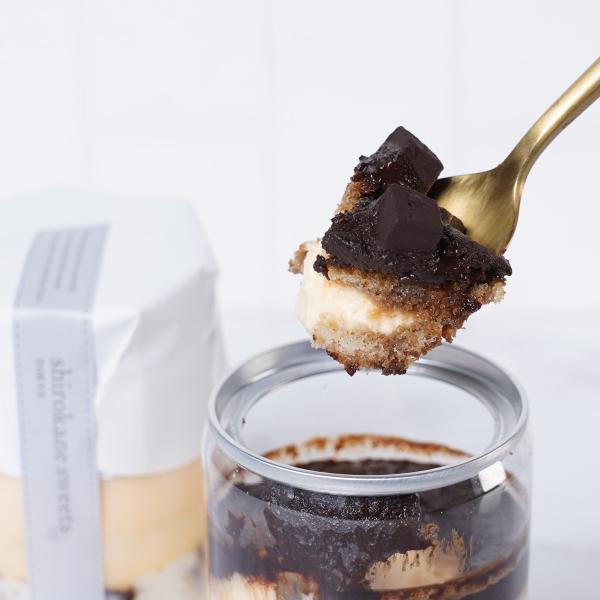 shirokane sweets TOKYO／白金スイーツ（シロカネスイーツ）の「白金ホワイトティラミス缶 カフェ・ショコラ」です。「shirokane sweets TOKYO」は、閑静な住宅街「白金台」の一角にある、美味しい季節のフルー...