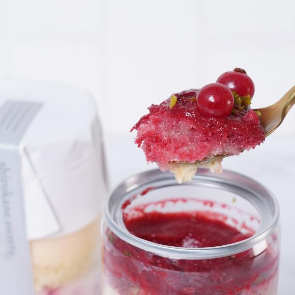 shirokane sweets TOKYO／白金スイーツ（シロカネスイーツ）の「白金ホワイトティラミス缶 フランボワーズ」です。「shirokane sweets TOKYO」は、閑静な住宅街「白金台」の一角にある、美味しい季節のフルーツ...