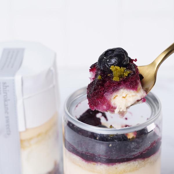 shirokane sweets TOKYO／白金スイーツ（シロカネスイーツ）の「白金ホワイトティラミス缶 ブルーベリー」です。「shirokane sweets TOKYO」は、閑静な住宅街「白金台」の一角にある、美味しい季節のフルーツと...
