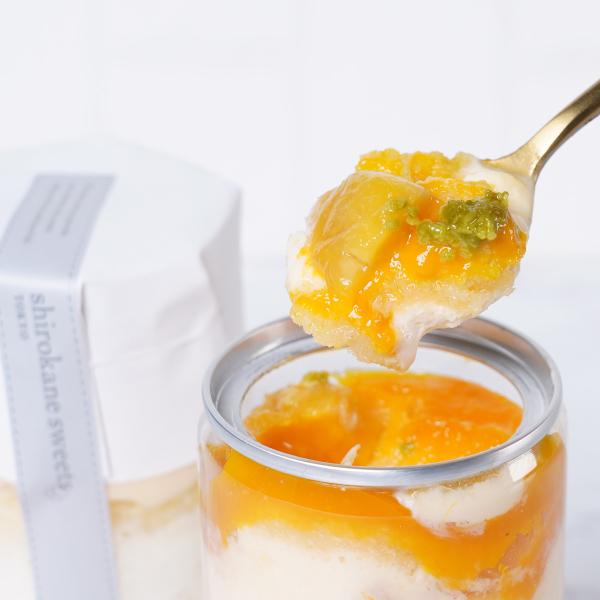 shirokane sweets TOKYO／白金スイーツ（シロカネスイーツ）の「白金ホワイトティラミス缶 マンゴーオレンジ」です。「shirokane sweets TOKYO」は、閑静な住宅街「白金台」の一角にある、美味しい季節のフルー...