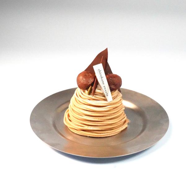 ひとつひとつ手作りで仕上げた「白金スイーツ 皇室献上栗 山江栗のモンブラン ギフト」です。原料に使用している皇室献上栗として名高い「山江栗（やまえぐり）」は甘みが強く、食味に優れた高品質の栗です。口に含んだ瞬間、甘さを引き立てる渋皮煮のほろ...