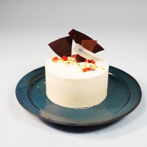 美味しい季節のフルーツと、原材料のこだわりがコンセプトのスイーツ専門店”shirokane sweets TOKYO／白金スイーツ（シロカネスイーツ）”が作る「白金スイーツ ホワイトクリスマスを彩る純白の白金フロマージュショート」です。真っ...