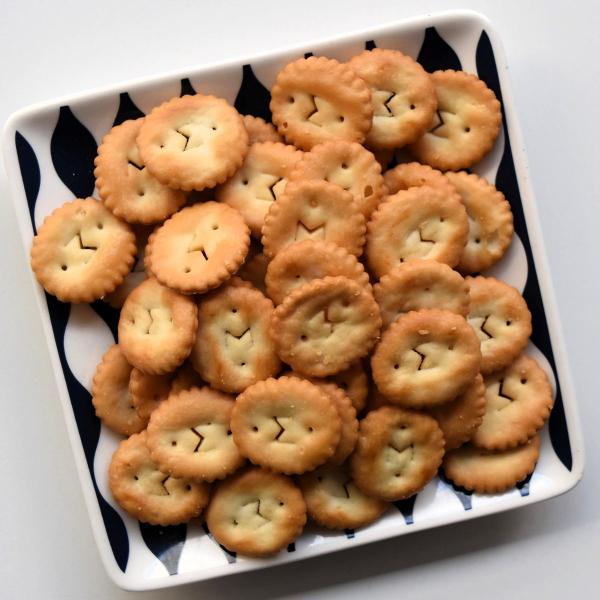 「あたり前田のクラッカー」のフレーズでおなじみの「前田製菓 あたり前田のクラッカー 保存缶」です。1918年（大正7年）に創業し、なお愛され続けている老舗の味、前田製菓のクラッカーが製造後5年間の長期保存が可能な保存缶になりました。長期間、...