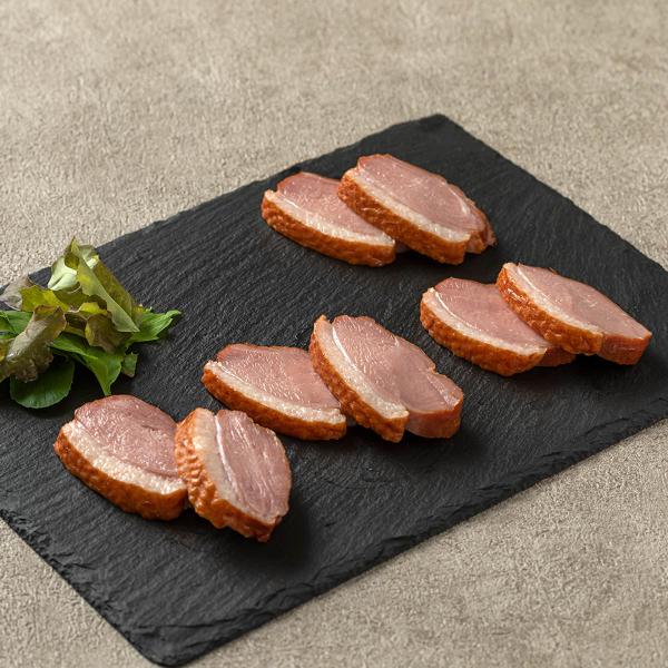 柔らかい鴨肉のロースを丁寧に燻製仕上げにした「合鴨ローススモーク ブロック」です。1本あたり約200gのブロックです。お好みの厚みにスライスしてお召し上がりください。合鴨の脂の甘み、肉の旨みが濃く、とてもジューシーなので、美味しくお召し上が...